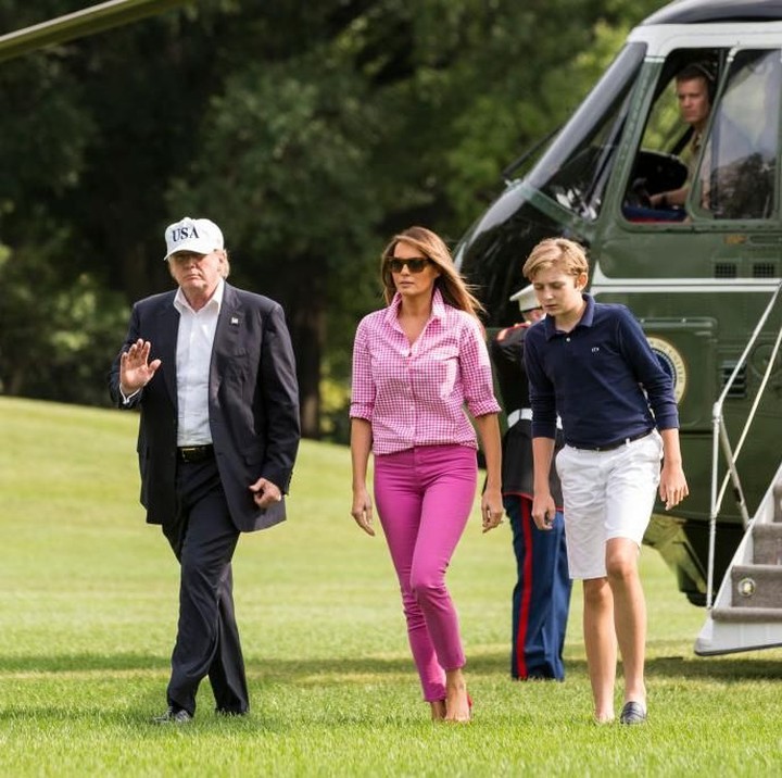<p>Seperti anak-anak lainnya, Barron Trump, menyukai hal-hal seperti pesawat terbang, helikopter, dan mobil. Lantai penthouse-nya juga didesain motif kendaraan. Tapi tempat tidurnya dia ingin putih bersih. Demikian dikutip dari Cheatseet.</p>