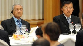 JK Makan Malam bersama Shinzo Abe dan Mahathir di Jepang