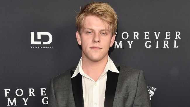 Bintang serial komedi 'The Goldbergs' Jackson Odell ditemukan tewas di rumahnya pada Jumat (8/6) lalu. Ia meninggal dunia di usia 20 tahun.