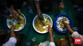 Trik Tetap Kuat Puasa Saat Cuaca Tak 'Sehat'
