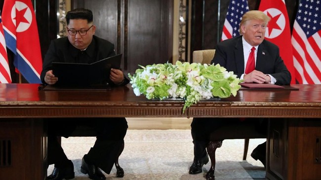 Presiden AS Donald Trump menyebut proses denuklirisasi Korea Utara berlangsung dengan cepat, usai bertemu dengan Kim Jong-un, pemimpin negara tersebut.