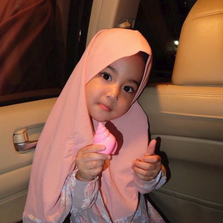 <p>Manisnya Khanza saat pakai jilbab. (Foto: Instagram @khanzariphat)</p>