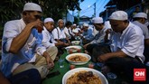 FOTO: Buka Puasa di Kampung Arab Jakarta Berbuka puasa di kampung Arab di masjid Azzawiyah, Pekojan, Jakarta memberi pengalaman berbeda bagi sejumlah warga.