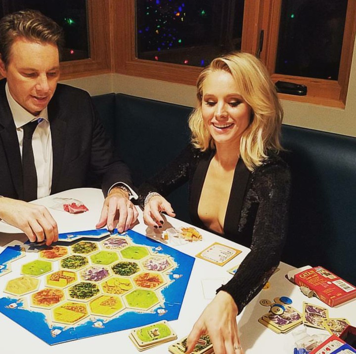<p>Quality time dengan main game? Kenapa nggak. (Foto: Instagram/daxshepard)</p>