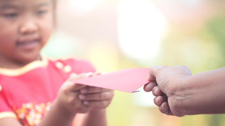 Saat Lebaran, anak sering kali mendapat angpau dari keluarga dan kerabat. Hmm baiknya angpau ini diapain ya?