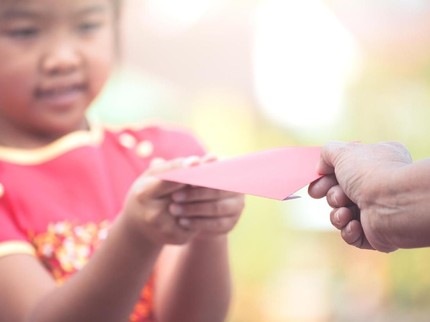 Si Kecil Dapat Angpau, Disimpan Ortu atau Biarkan Dipakai Anak?