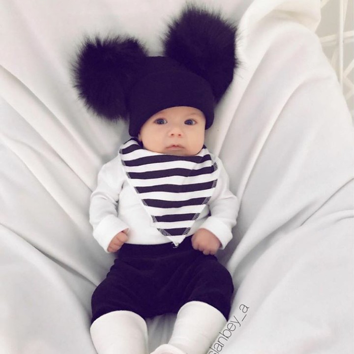 <p>Pakai topi seperti Mickey Mouse, lucu ya. (Foto: Instagram @arslanbey_a)</p>