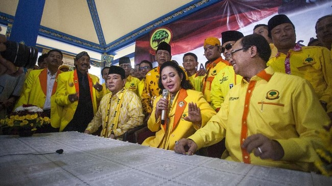 Partai Berkarya tercatat menggugat KPU ke MK atas kehilangan 2,7 juta suara di Pileg 2019. Namun permohonan gugatan itu dibantai partai besutan Tommy Soeharto.