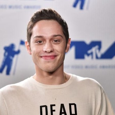 Pengalaman Menyakitkan Pete Davidson Hapus 200 Tato di Tubuhnya