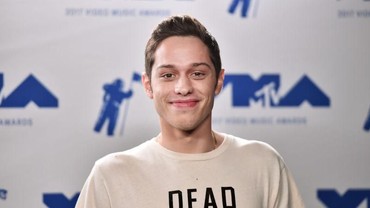 img-title Pengalaman Menyakitkan Pete Davidson Hapus 200 Tato di Tubuhnya