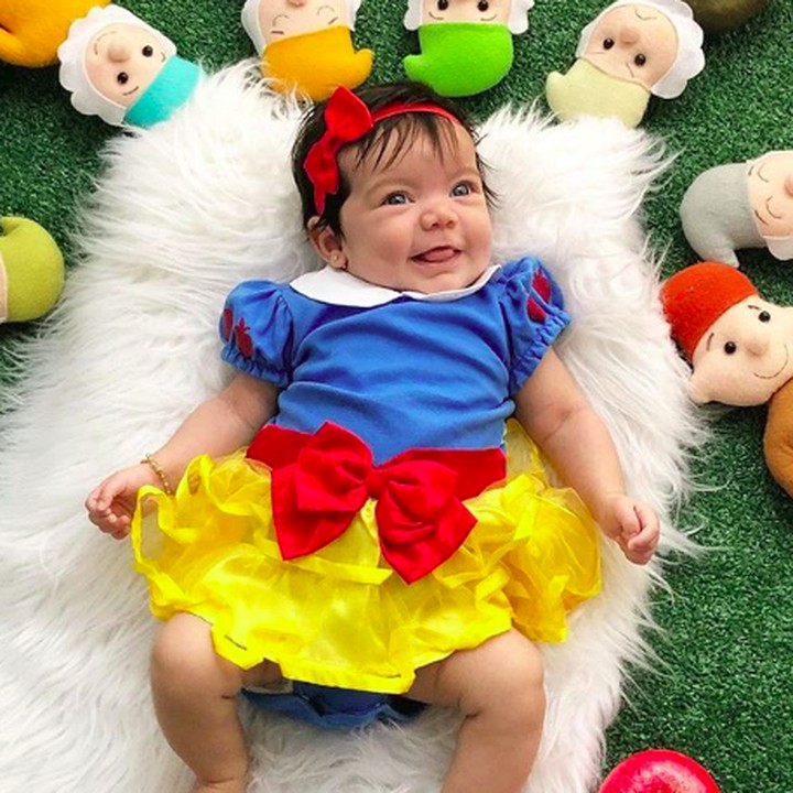 <p>Happy banget Snow White cilik dikelilingi tujuh kurcaci. Awas, apelnya jangan dimakan ya, Nak. He-he-he. (Foto: Instagram/@umabelaventura)</p>
