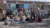 FOTO: Tawar Menawar di Pasar Loak Terbesar di Eropa IJ Hallen adalah pasar loak terbesar di Eropa yang berada di Amsterdam, Belanda.