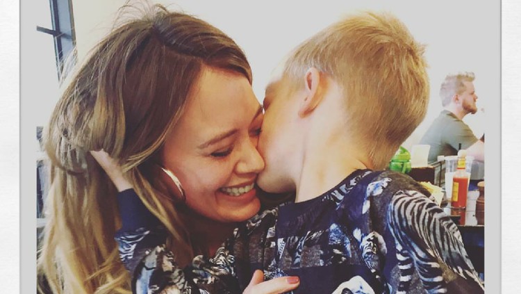 Sakit radang tenggorokan membuat Hilary Duff tidak bisa menghabiskan waktu dengan anak-anaknya. Ia pun merasa bersalah.