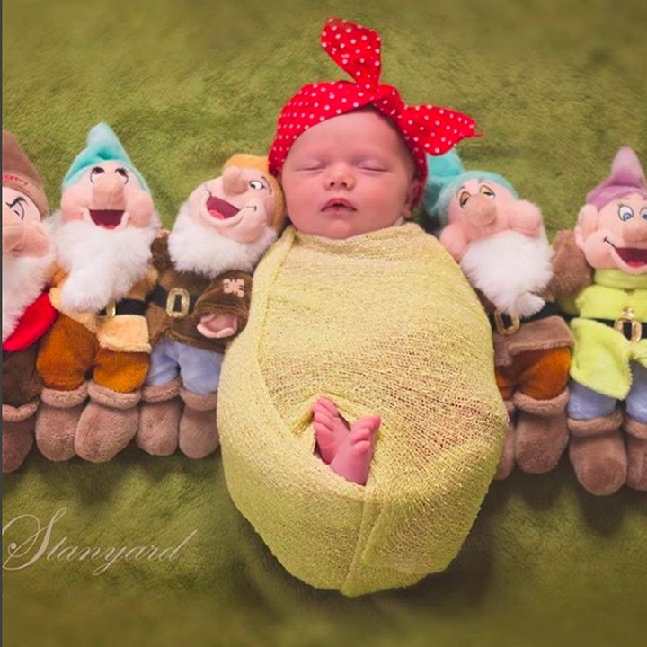 <p>Ditemani para kurcaci, Baby Snow White yang satu ini nyenyak banget tidurnya. (Foto: Instagram/@stefany_stanyard_photography)  </p>