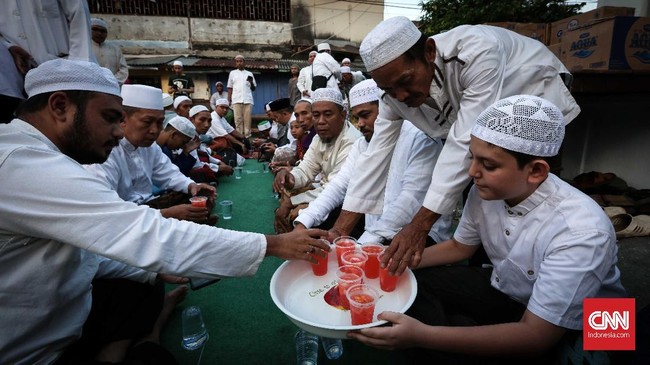 Jadwal berbuka puasa secara umum ada du kisaran pukul 17.47-17.49 WIB. Di Jakarta, waktu berbuka puasa hari ini jatuh pada pukul 17.47 WIB.