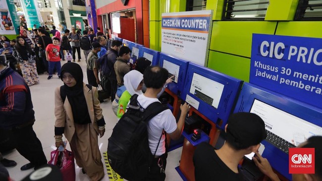 FOTO: Menumpang Kereta dari Gambir ke Kampung Halaman