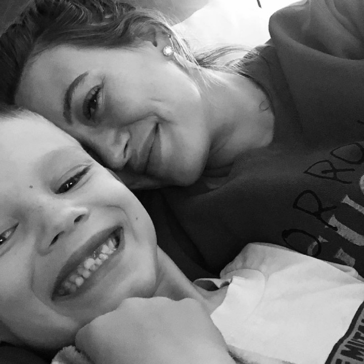 <p>Walaupun udah besar, Luca tetap nempel sama bundanya. Mereka pun masih suka tidur bareng. (Foto: Instagram/hilaryduff)</p>