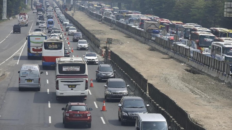 Ilustrasi - Contraflow di Tol Jakarta Cikampek KM 37 pada Minggu (10/6/2018) Pengendara mobil melintas di jalur "contraflow" ke arah Cikampek di ruas Tol Jakarta-Cikampek KM 37, Cikarang, Bekasi, Jawa Barat, Minggu (10/6). Jasa Marga bersama kepolisian memberlakukan "contraflow" dari KM 35+600 sampai KM 47 untuk mengurai kemacetan di jalan tol khususnya di sekitar "rest area" KM 39 karena banyaknya pemudik yang beristirahat. ANTARA FOTO/Hafidz Mubarak A/kye/18
