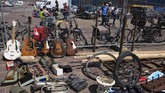 FOTO: Tawar Menawar di Pasar Loak Terbesar di Eropa IJ Hallen adalah pasar loak terbesar di Eropa yang berada di Amsterdam, Belanda.