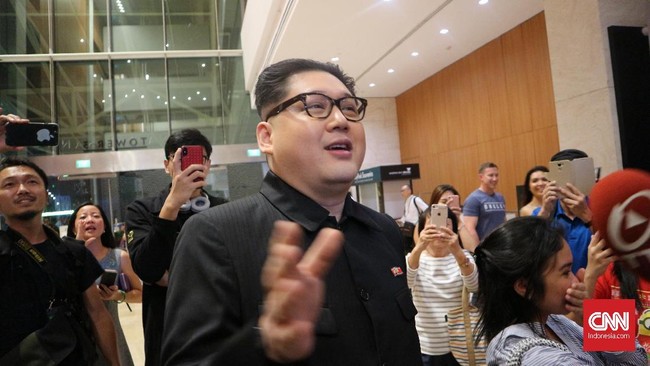 Pria yang mirip pemimpin tertinggi Korut, Kim Jong-un, mengejutkan warga saat mengunjungi sebuah bar di Marina Bay Sands, Singapura, Senin (12/6).