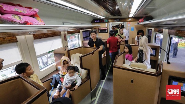 Sejumlah perusahaan transportasi milik negara menambah layanan transportasi di berbagai daerah menjelang libur Natal 2018 dan Tahun Baru 2019.