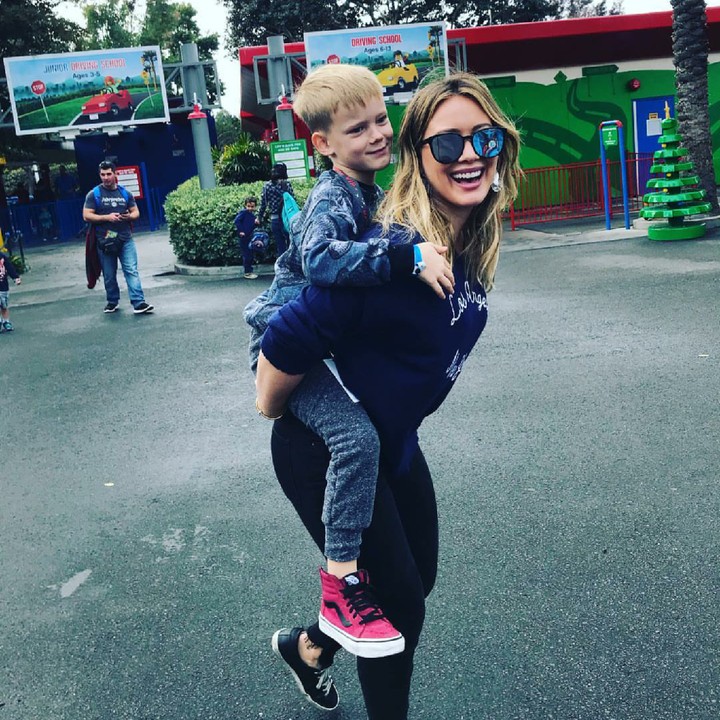 <p>Digendong belakang sama bunda seru juga nih. (Foto: Instagram/hilaryduff)</p>