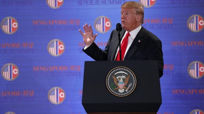 Trump menyalahkan negaranya sendiri dan penyelidikan dugaan intervensi Moskow di Pemilu 2016 sebagai penyebab hubungan buruk dengan pemerintahan Putin.