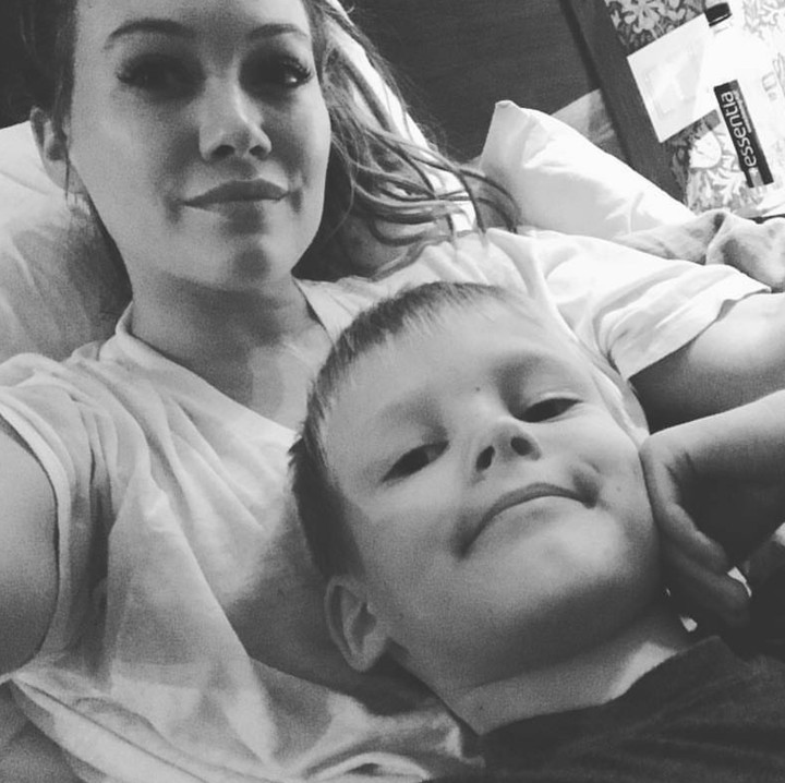 <p>Santai berdua udah bisa jadi quality time Hilary dan Luca, Bun. (Foto: Instagram/hilaryduff)</p>