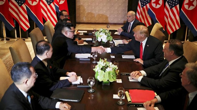 Dari persenjataan nuklir hingga normalisasi hubungan antara Korut dan AS, berikut isu yang dihadapi Kim Jong-un dan Donald Trump saat bertemu di Singapura.