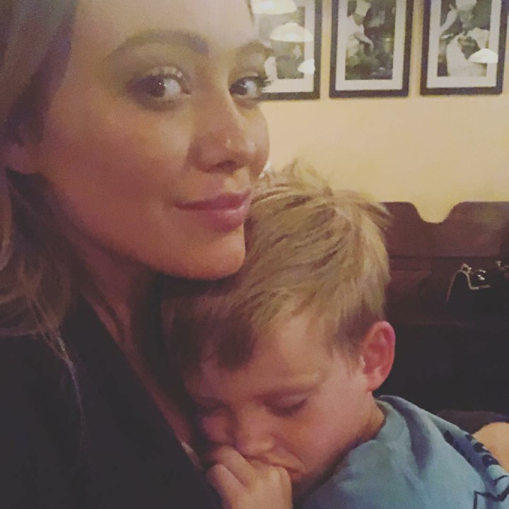 <p>Walaupun sudah berusia 6 tahun, bocah bernama lengkap Luca Cruz Comrie ini masih senang tidur di pelukan ibunya. (Foto: Instagram/hilaryduff)</p>