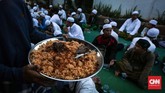 FOTO: Buka Puasa di Kampung Arab Jakarta Berbuka puasa di kampung Arab di masjid Azzawiyah, Pekojan, Jakarta memberi pengalaman berbeda bagi sejumlah warga.