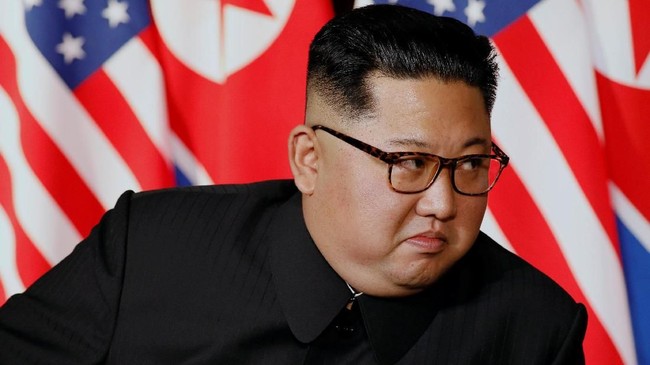 Pemimpin Korea Utara Kim Jong-un tiba-tiba memanggil seluruh duta besar dan pejabat misi diplomatik negeri itu ke Pyongyang, Rabu (17/7) malam.