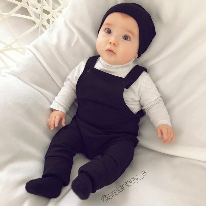 <p>Nggak ada yang lebih bikin gemas dari melihat bayi pakai baju kodok. Setuju, Bun? (Foto: Instagram @arslanbey_a)</p>