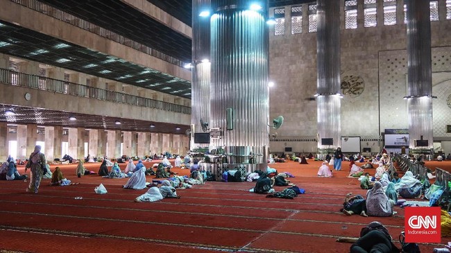Ada banyak alasan jemaah beriktikaf di Masjid Istiqlal. Di antaranya, menjernihkan beban pikiran soal uang dan memicu gairah ibadah yang tak didapat di rumah.