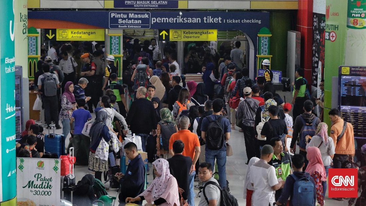 FOTO: Menumpang Kereta dari Gambir ke Kampung Halaman
