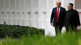 'Kado Aneh' Donald Trump buat Kim Jong Un di Singapura