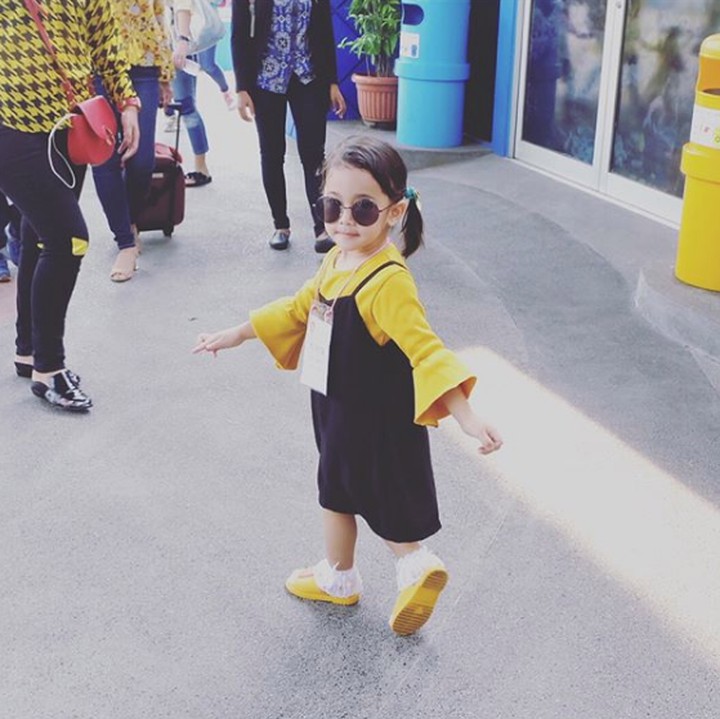 <p>Gimana gaya Khanza, Bun? Udah cocok jadi turis belum? (Foto: Instagram @khanzariphat)</p>
