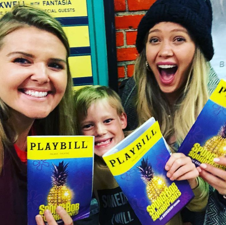 <p>Penyanyi sekaligus aktris, Hilary Duff dengan anaknya seperti teman ya, Bun. (Foto: Instagram/hilaryduff)</p>