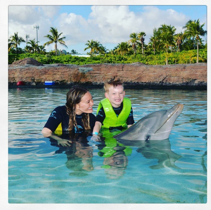 <p>Ajak anak bermain dengan hewan? Kenapa nggak. (Foto: Instagram/hilaryduff)</p>