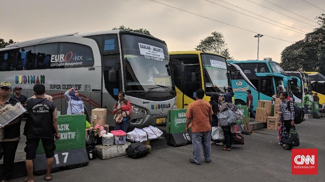 Arus balik di Terminal Kalideres, hari ini tak mengalami peningkatan dan baru akan mencapai puncaknya pada Rabu (20/6), sebelum masyarakat kembali masuk kantor.