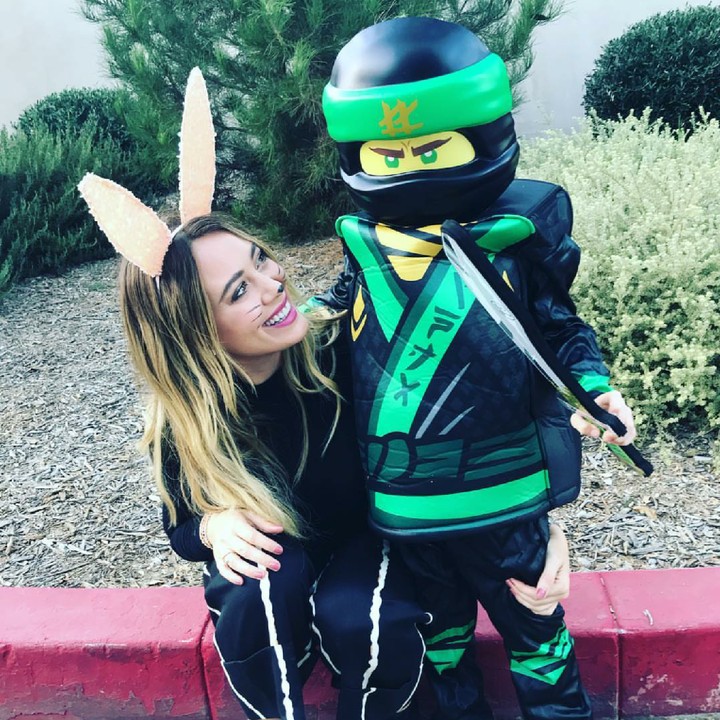<p>Seru-seruan pakai kostum sama bunda? Siapa takut. (Foto: Instagram/hilaryduff)</p>