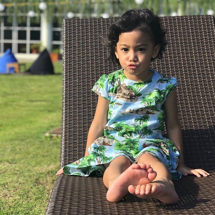 <p>Meski lagi pasang ekspresi duck face, Khanza tetap cantik ya? (Foto: Instagram @khanzariphat)</p>
