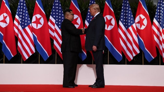 KTT Kedua Trump-Kim Jong-un Dihelat di Negara Asia Menlu AS, Mike Pompeo, mengatakan pertemuan kedua antara Presiden Donald Trump dan Pemimpin Tertinggi Korut Kim Jong-un akan digelar di salah satu negara Asia.