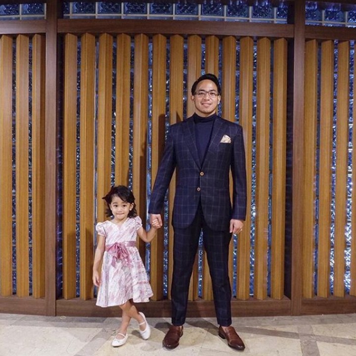 <p>Saat Khanza jadi pendamping ayahnya di acara pernikahan. Cute banget sih gadis cilik yang satu ini.(Foto: Instagram @khanzariphat)</p>