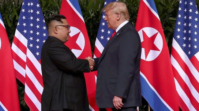 Trump dan Kim Jong-un Teken Dokumen Bersejarah