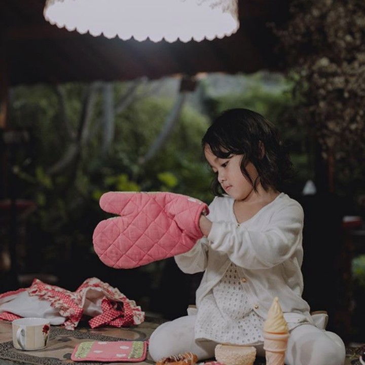<p>Ia handal berpose. Seperti pose candid saat sedang main masak-masakan begini. Menggemaskan banget ya Khanza. (Foto: Instagram @khanzariphat)</p>