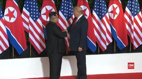 VIDEO: Jabat Tangan Bersejarah Trump-Kim