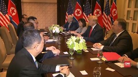 VIDEO: Pertama Kali, Delegasi Trump Duduk Bersama Kim Jong-un