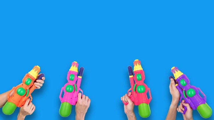 Beberapa waktu lalu, Pangeran George asyik bermain pistol-pistolan. Hal ini memicu pro dan kontra. Menurut Bunda sendiri gimana?