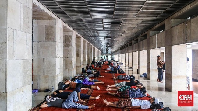 Pengurus masjid Istiqlal meminta jemaah iktikaf menjaga kebersihan dan ketertiban karena ada kecenderungan mereka bak orang pindah rumah.